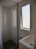 Campsite France Correze : Salle de bain avec douche et lavabo au camping soleil d'oc dans le cottage loggia 2ch en bord de la rivière dordogne