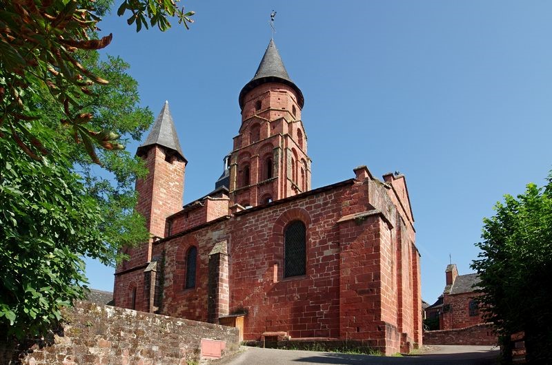  Eglise Saint Pierre de Collonges la rouge en Corrèze